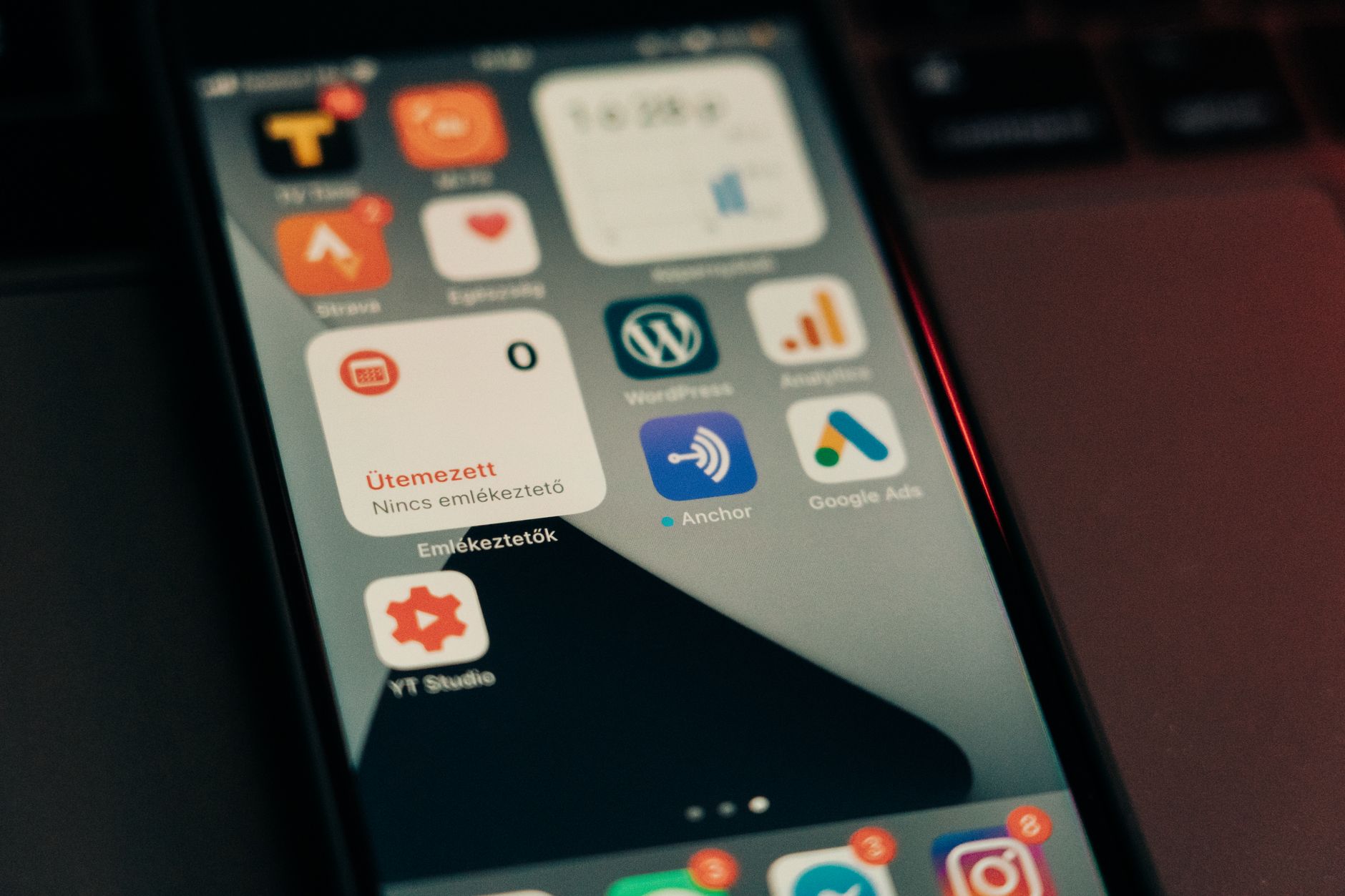 Antigen Vectors: Using CO8 to Background-Block Competitor Logos That Kill Click-Through in Stacked Mobile Grid Spots