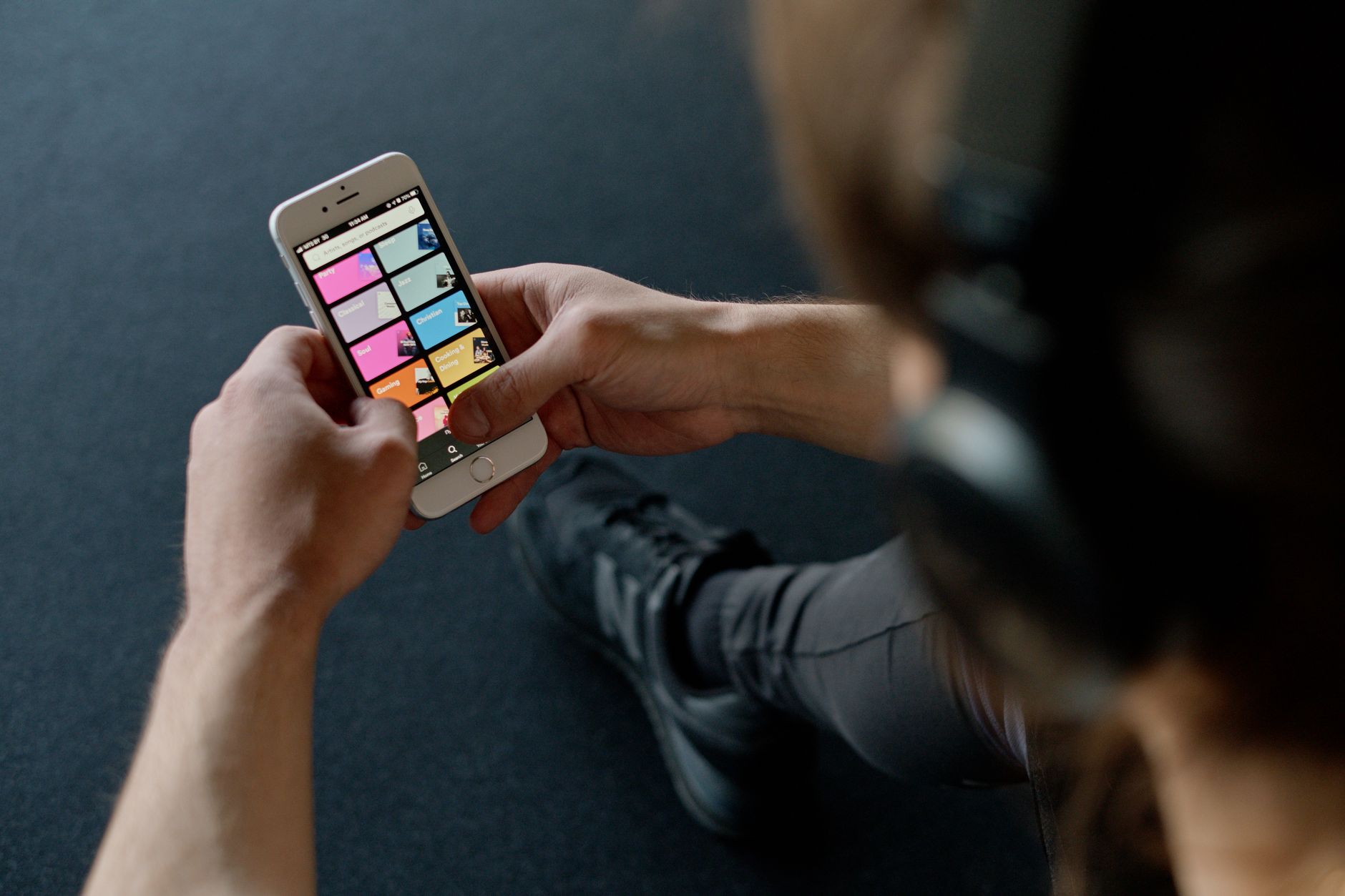 Fitness Cohort Nudge: Depicting Workout Streak Badges in Static Banners for Recurring Revenue