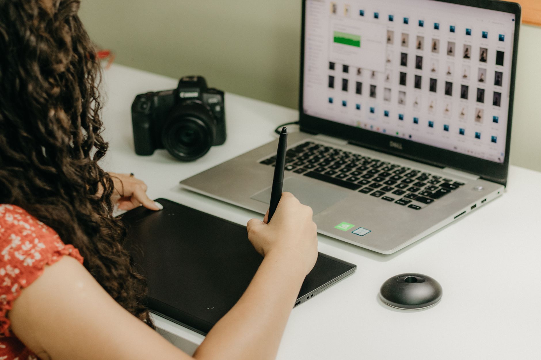 Scaled Output Ownership Curations: Customizing Role Definitions Between Analyst-Generated Visuals, Copy, and Final Static Review Commissioning UI
