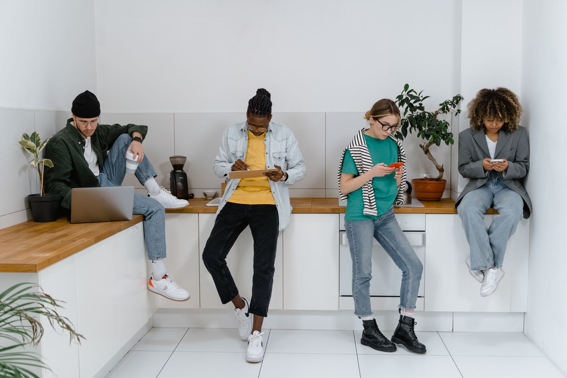 Social Comment Listening: Harvesting and Repairing Audience Questions as Pixel-Perfect Static Visual Starters